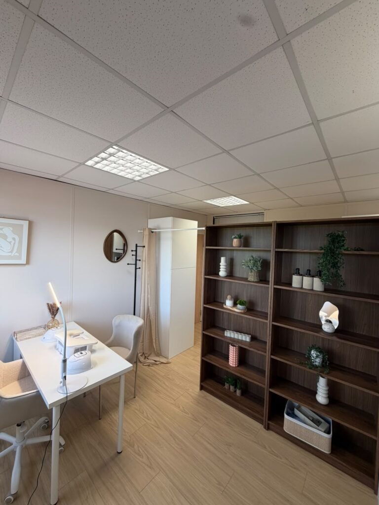 Station Manucure et étagères de rangement, studio Keyah