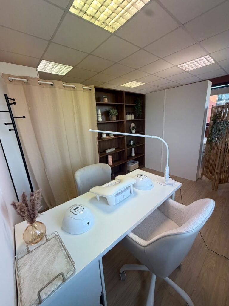 Espace manucure lumineux du studio Keyah
